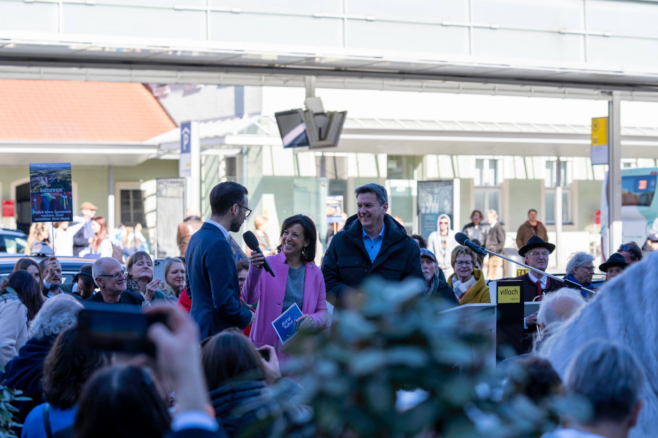 Moderatorin Ute Pichler übergibt das Wort an Landesrat Sebastian Schuschnig 